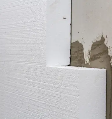 Détail en gros plan du mur de la maison en plâtre avec isolation rigide en polystyrène. Technologie moderne